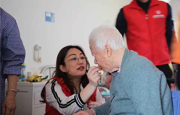 【先鋒引領(lǐng)，凝心聚力】三月學(xué)雷鋒，情暖敬老院